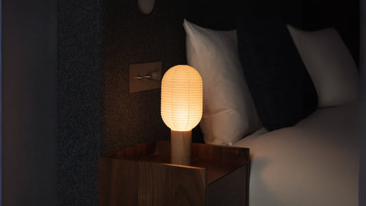 alt
Japanische Papier Stehleuchte "TORCHIN VERTICAL" strahlt warmes Licht in ein Schlafzimmer im Japandi-Stil aus