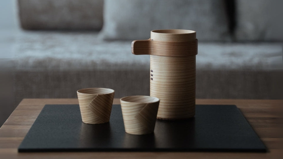 set van Japanse ceder sake-glazen op een houten tafel
