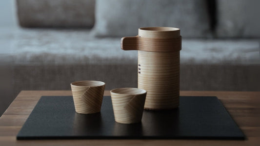 Sake-Becher-Set aus japanischer Zeder auf einem Holztisch
