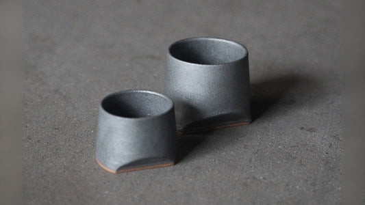 Deux tasses à saké japonaises en tuile de couleur fer fabriquées par Marumi Yasuda Kawara