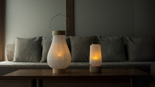 Zwei japanische Tischlampen in einem schwach beleuchteten japanischen Stilzimmer