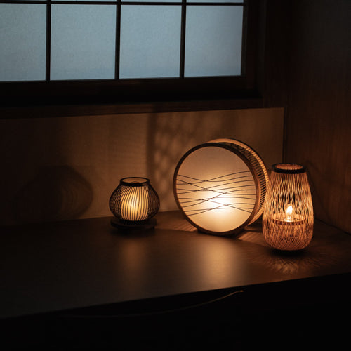 Japanische Bambuslampen auf einem Tisch