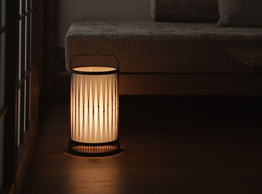 "Lampe japonaise en bambou « Clair de lune » : Créez un salon relaxant"