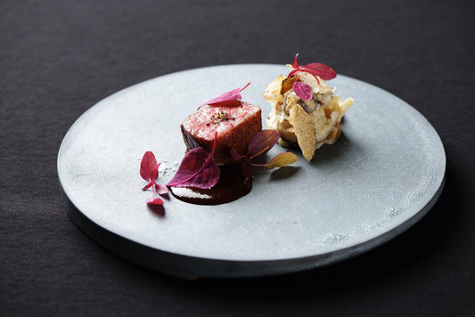 "Marumi Yasuda Kawaras TSUKI-Teller: perfekt zum Präsentieren von Gourmetgerichten."