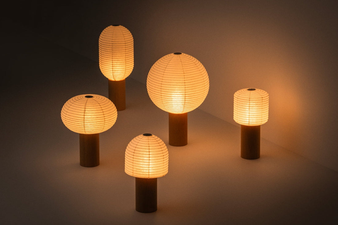 "Lampe japonaise en papier de la série « TORCHIN » diffusant une lumière chaude dans une pièce faiblement éclairée"