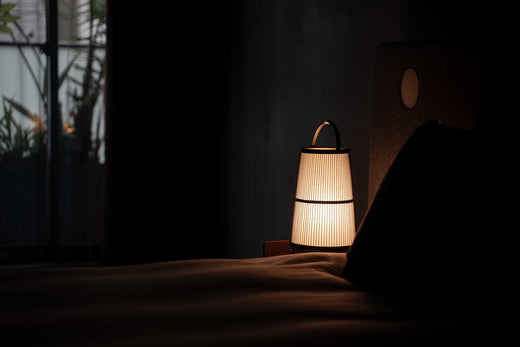 Japanische Bambus-Stehleuchte "Hagoromo" im Japandi-Schlafzimmer