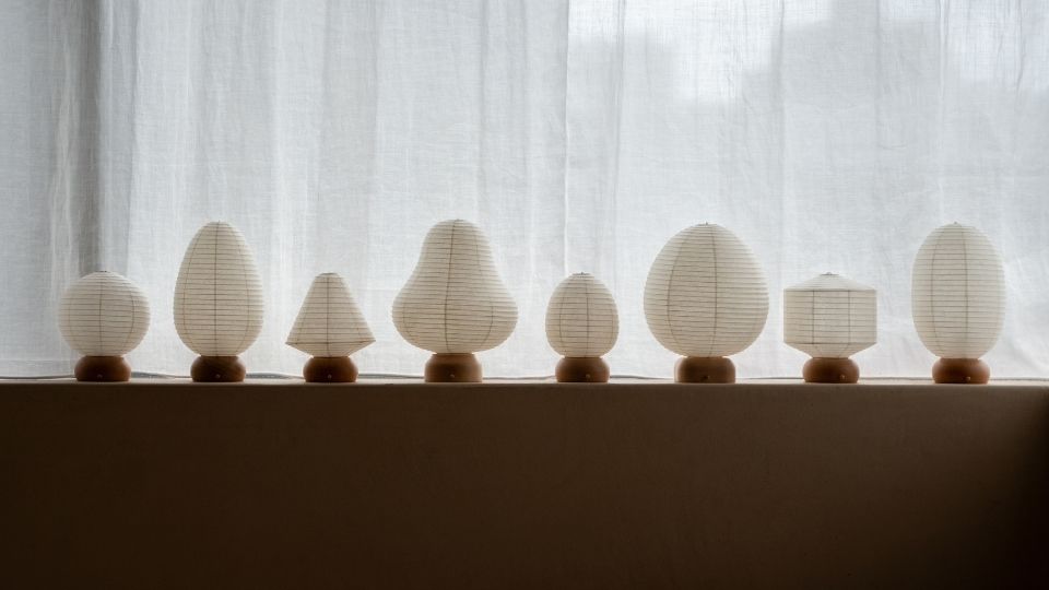 "Huit types de mini lampes japonaises en papier dans le salon Japandi. Lampes de table authentiques en papier japonais de style wabi sabi."
