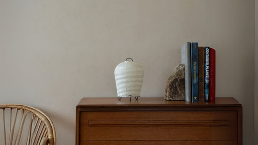 "Japanische Papier-Tischlampe „PAPERSON 01“ auf einem Holztisch in einem Japandi-Zimmer – Einzigartige Tischlampen für Wohnzimmer & Schlafzimmer"