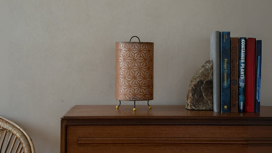 "Japanische Papier Stehlampe \"Spitze Washi\" Braun auf einem Holztisch in einem Japandi-Zimmer – Nachttischlampe für Wabi-Sabi-Interieur"