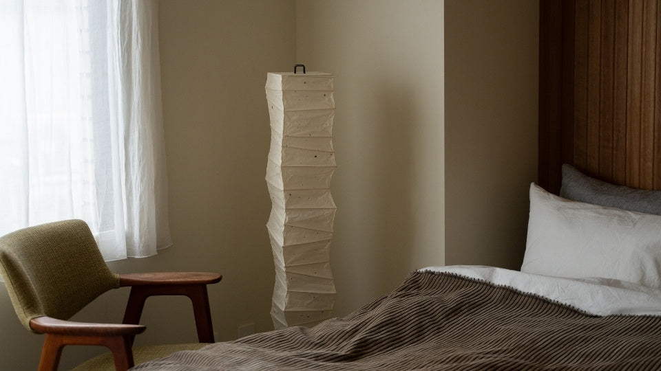 "Japanische Washi-Papier-Stehleuchte „Slender“ im Schlafzimmer im Japandi-Stil – Einzigartige Nachttischlampe für Schlafzimmer & Wohnzimmer"