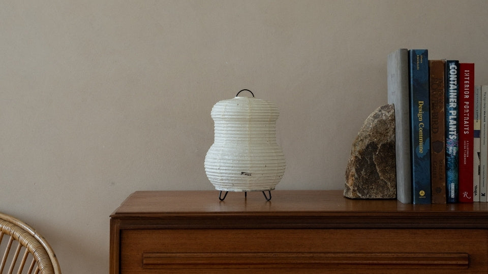 Japansk papir bordlampe "PAPERSON 03" på et træbord i Japandi-rum - Wabi-Sabi papir natlampe til soveværelse