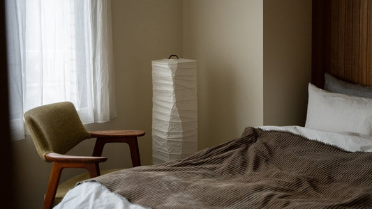 "Japanische Washi-Papier-Stehleuchte „Typ G“ im Schlafzimmer im Japandi-Stil – Authentische Nachttischlampe für Schlafzimmer & Wohnzimmer"