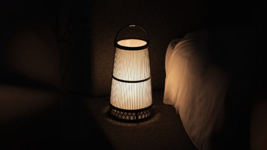 "Japanische Bambus-Stehleuchte „Hagoromo“ strahlt warmes Licht und wunderschöne Schatten aus und sorgt für eine Wabi-Sabi-Atmosphäre im Japandi-Schlafzimmer."
