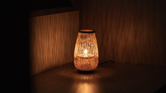 Japanische Bambus-Tischlampe "Flower Bud" wirft warmes Licht und Schatten in ein Zen-Zimmer