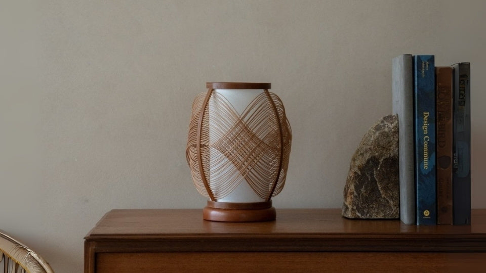 "Lampe étagère en bambou japonais « Koyou » sur une table en bois dans un salon Japandi"