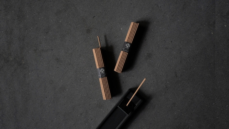 Coffret cadeau pour la fête des Mères comprenant des bâtons d'encens parfumés au hinoki et au hiba japonais avec un porte-encens.