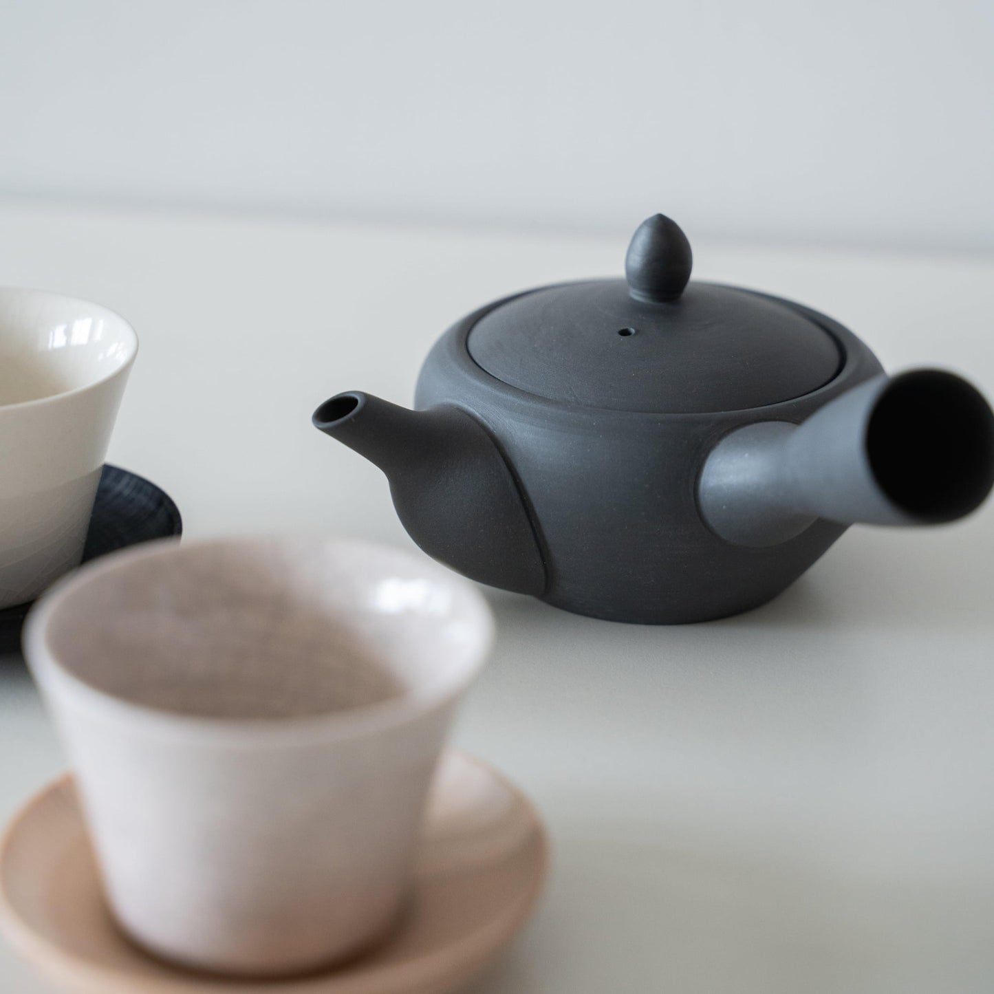 japansk tekande og tekopper på te-underkopper
