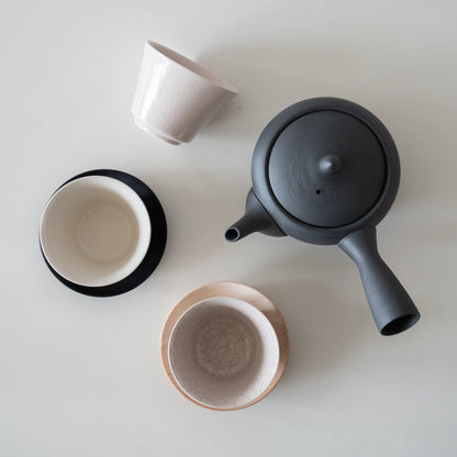 Japanske tekopper og en sort tekande