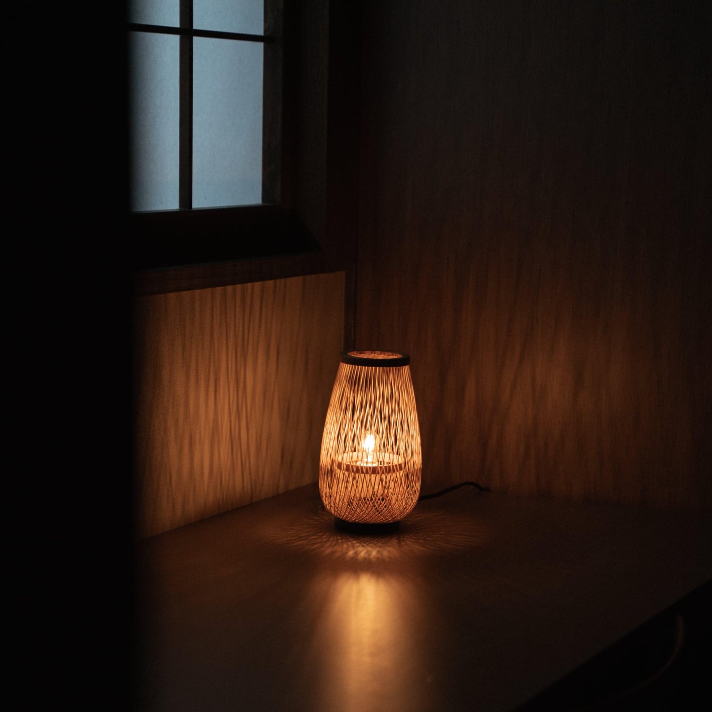 Japanse bamboe tafellamp op een tafel in een Japanse slaapkamer