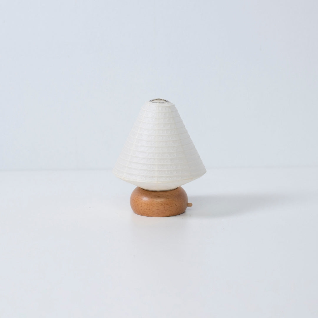 Japansk papir bordlampe "Mini Triangle" – Stilfuld Washi-lampe perfekt til natborde, der tilbyder blød belysning