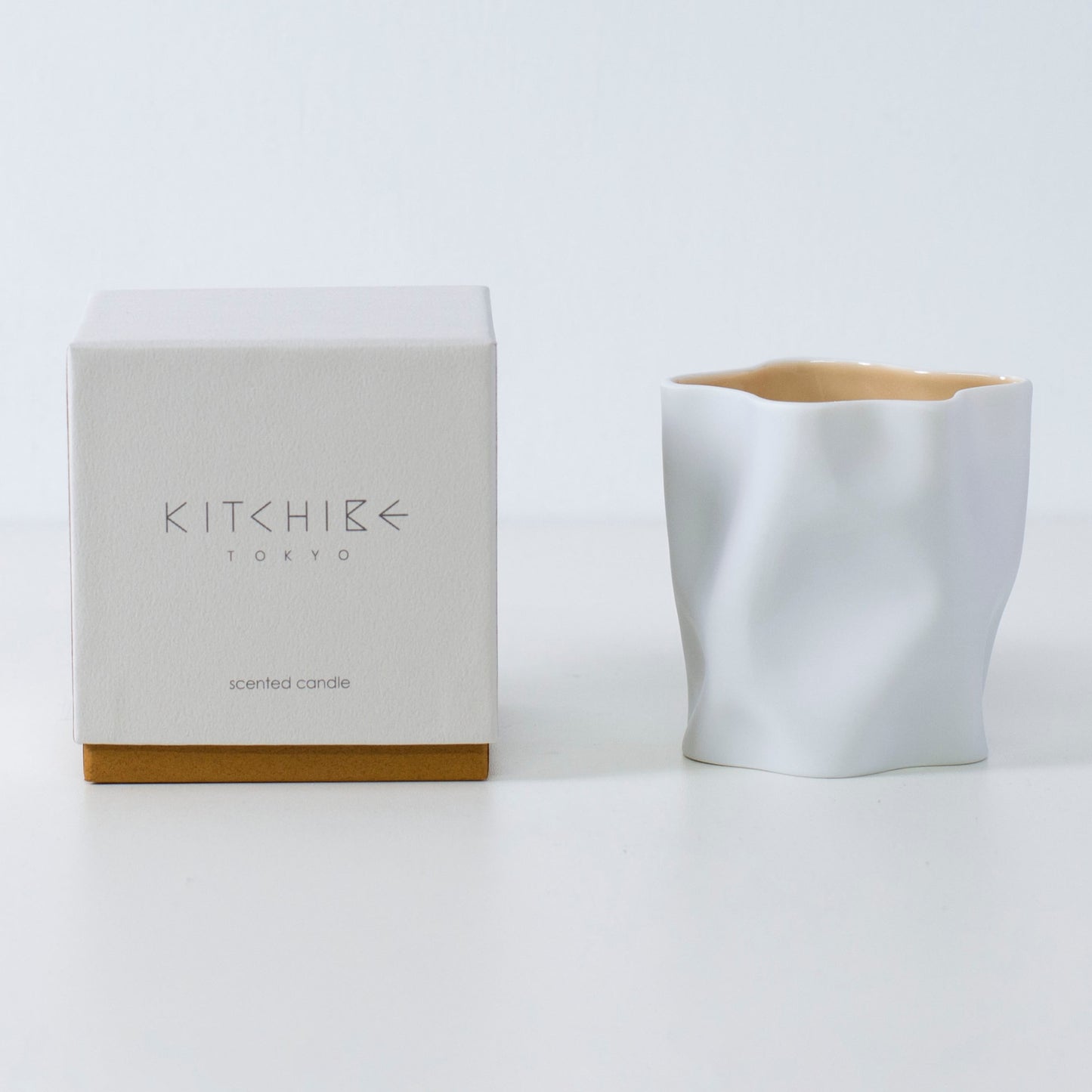 Signatur japansk lys KITCHIBE med oud og japansk røgelse i Seto porcelænsstager