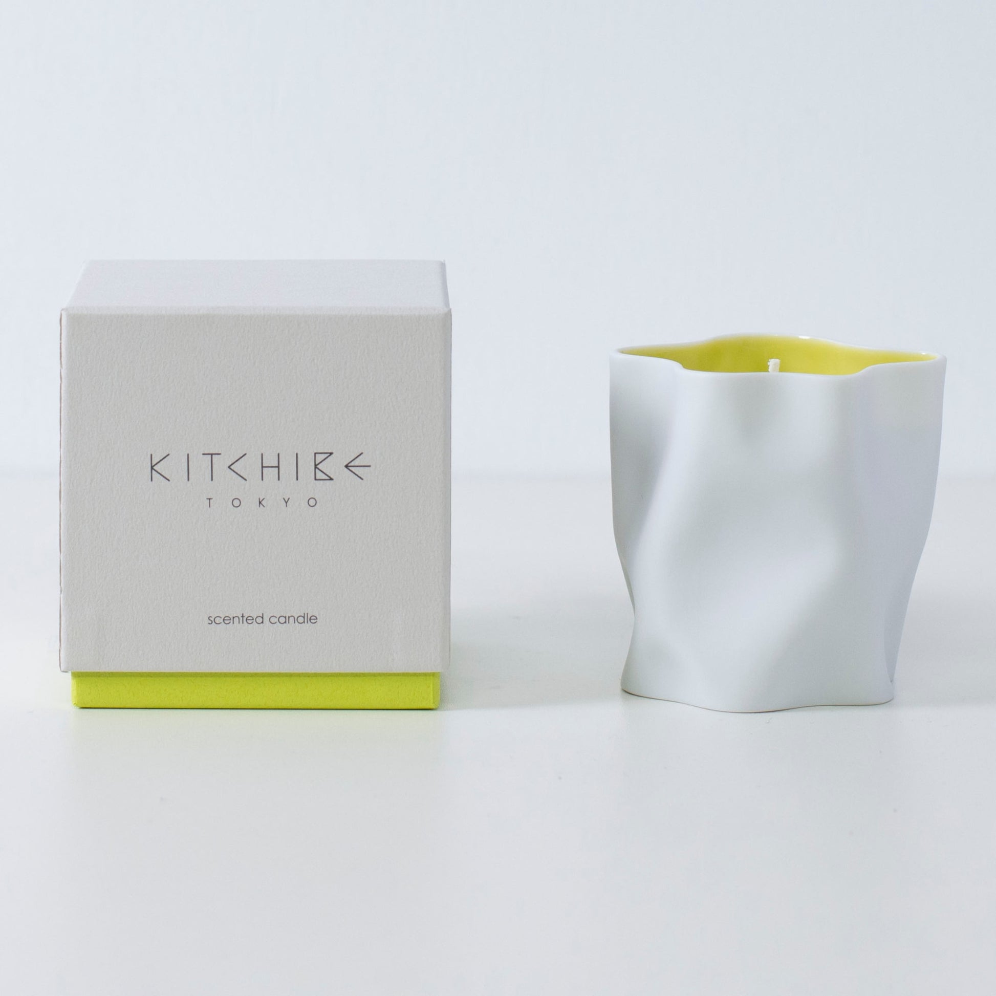Japanische Kerze Yuzu mit Leder, Ylang-Ylang und japanischem Weihrauch in handgefertigtem Seto-Porzellan