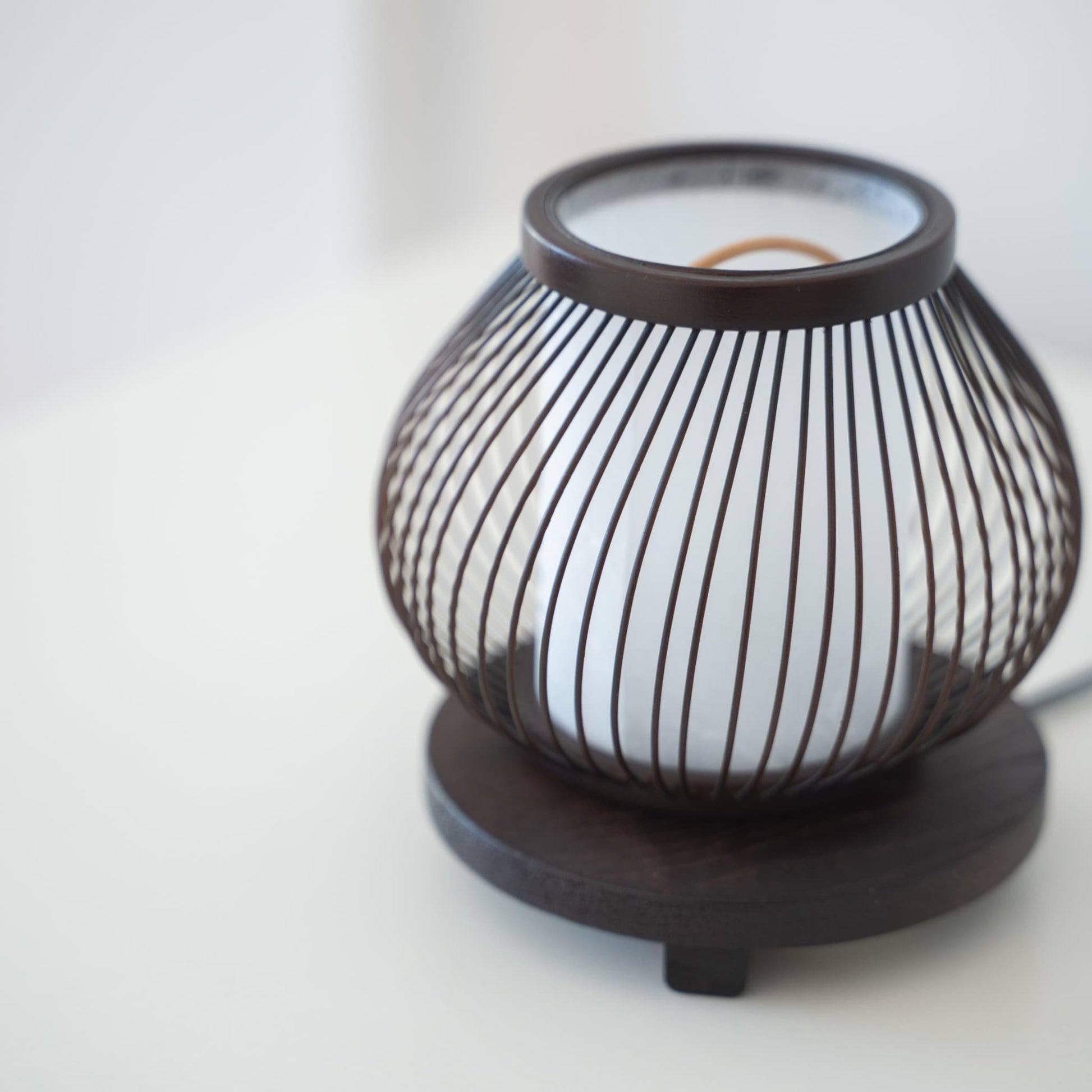 Een Japanse bamboe tafellamp voor de slaapkamer