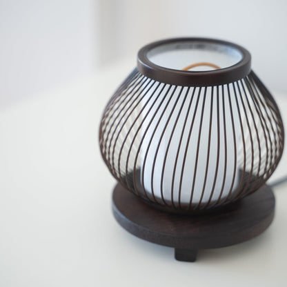 Een Japanse bamboe tafellamp voor de slaapkamer