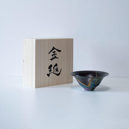 skål repareret ved hjælp af den udfordrende Kintsugi-teknik, hvor et stykke blæst glas er fastgjort, vist i en paulownia-trækasse med ordet "kintsugi" indskrevet.