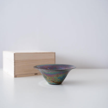 "Kintsugi-Schale „Regenbogen-Glanz“ mit wunderschönen Goldreparaturen, präsentiert in einer Paulownia-Holzschachtel."