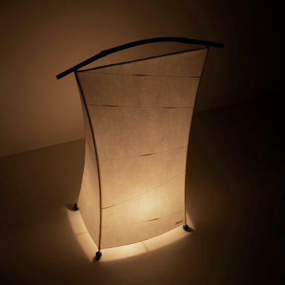 Un lampadaire en papier unique, fabriqué selon les techniques de lanternes de Gifu et du papier Mino washi vieux de 1300 ans.