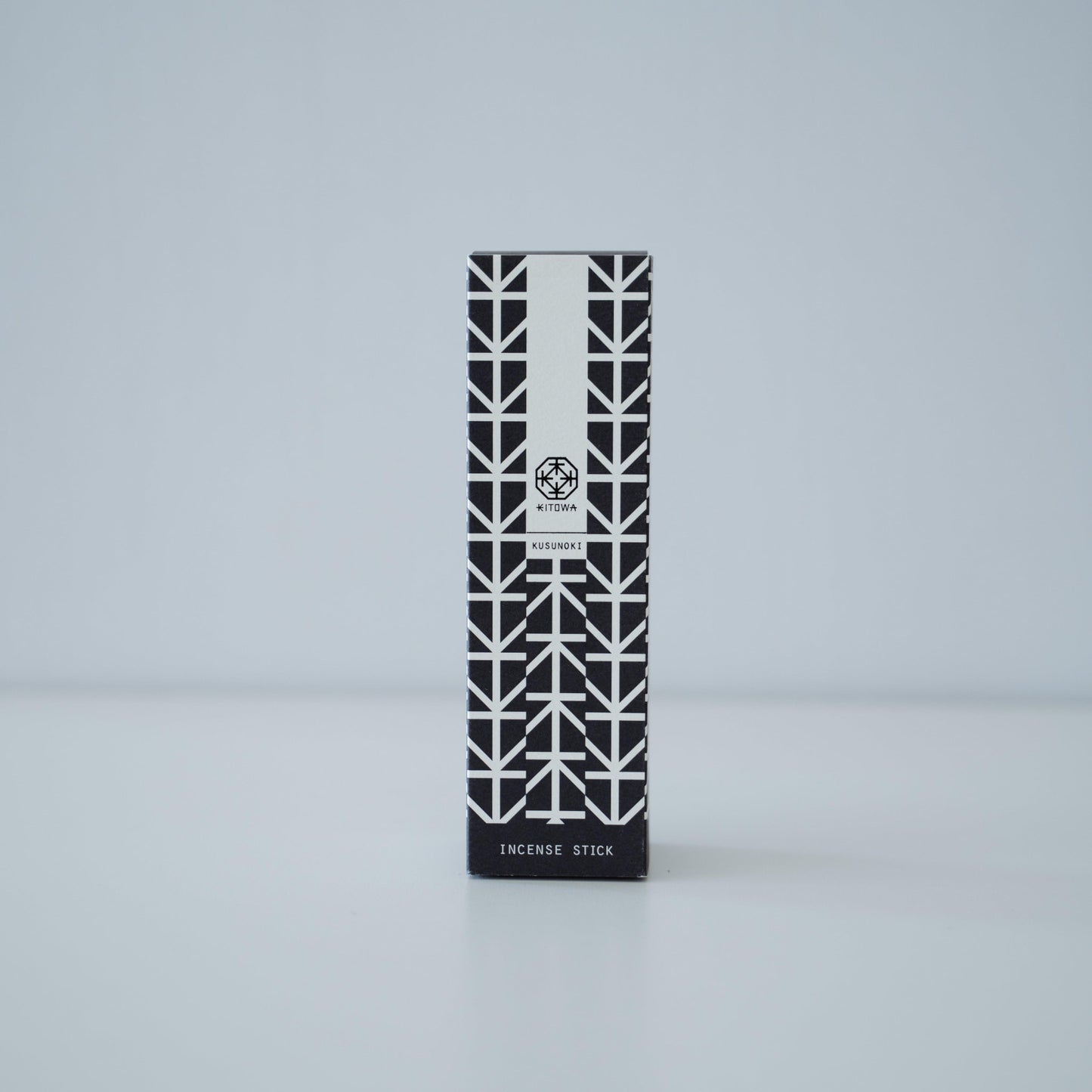 Ein Paket duftender Räucherstäbchen aus Kusunoki-Holz in minimalistischem Design.