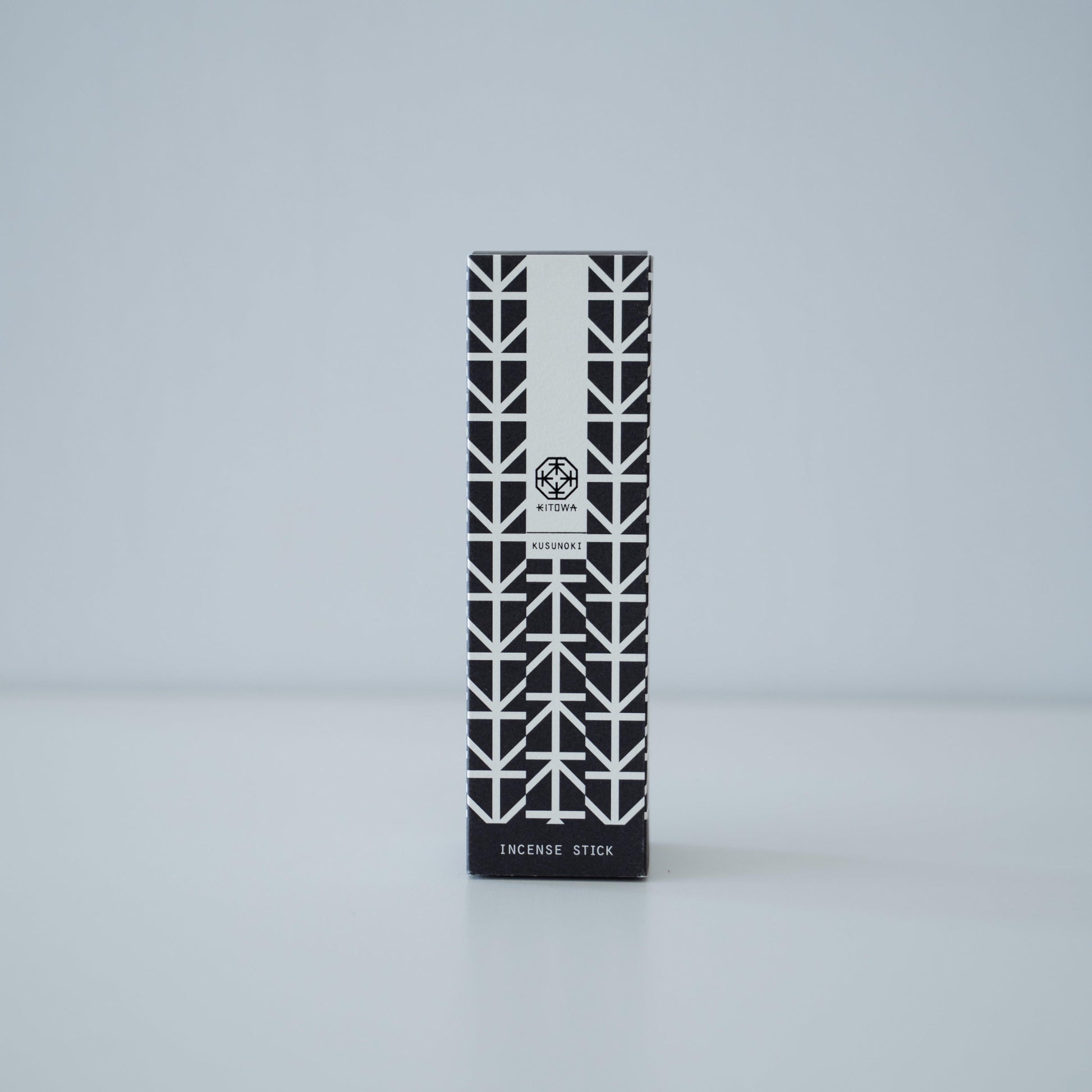 Ein Paket duftender Räucherstäbchen aus Kusunoki-Holz in minimalistischem Design.