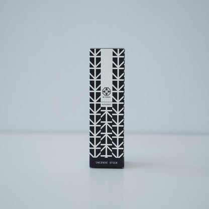 Ein Paket duftender Räucherstäbchen aus Kusunoki-Holz in minimalistischem Design.