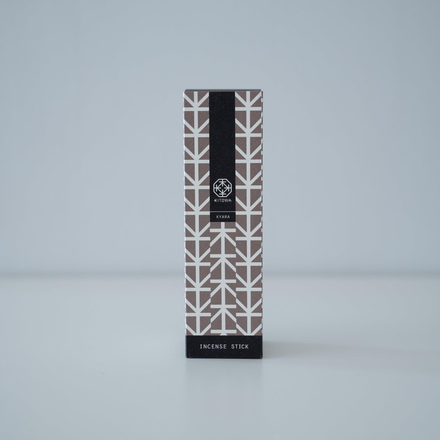 pakke med duftende kyara-træ røgelsespinde i et minimalistisk design.