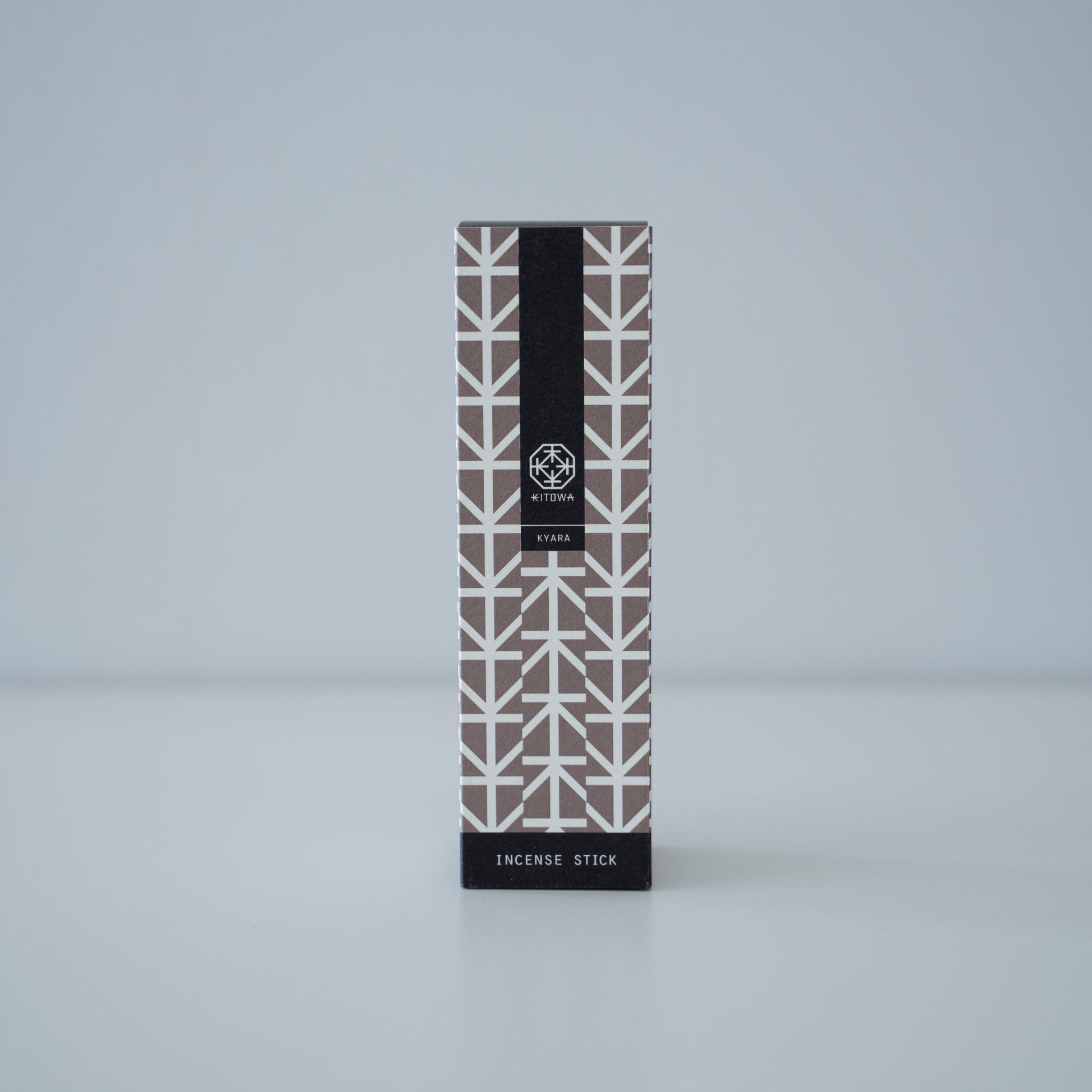 pakke med duftende kyara-træ røgelsespinde i et minimalistisk design.