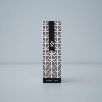pakke med duftende kyara-træ røgelsespinde i et minimalistisk design.