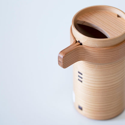 Sakekande lavet af Akita-cedertræ af en 76-årig håndværker, der bruger traditionelle Magewappa-bøjningsteknikker.