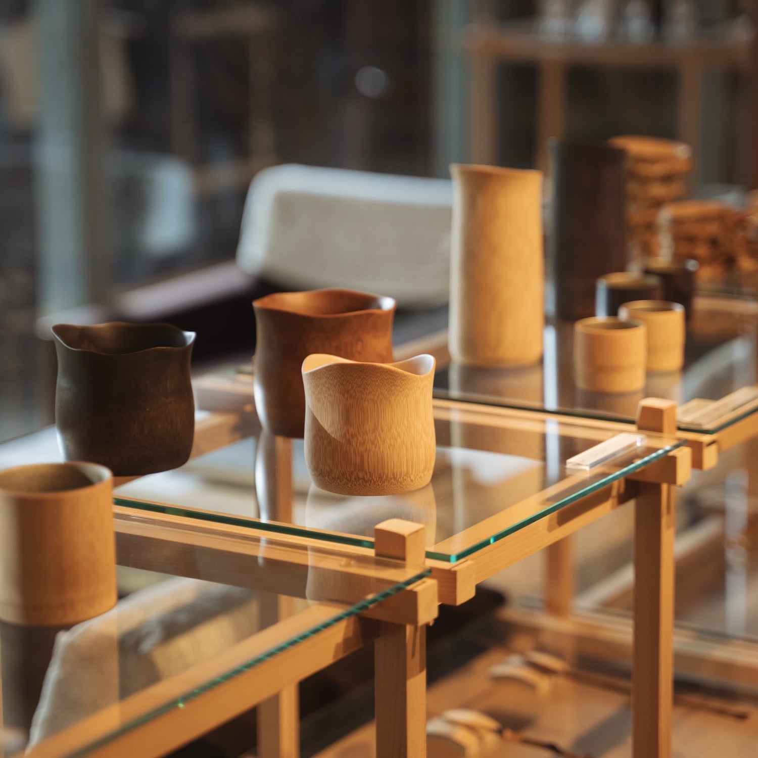 "Afgewerkte bamboebekers tentoongesteld op een glazen plank"