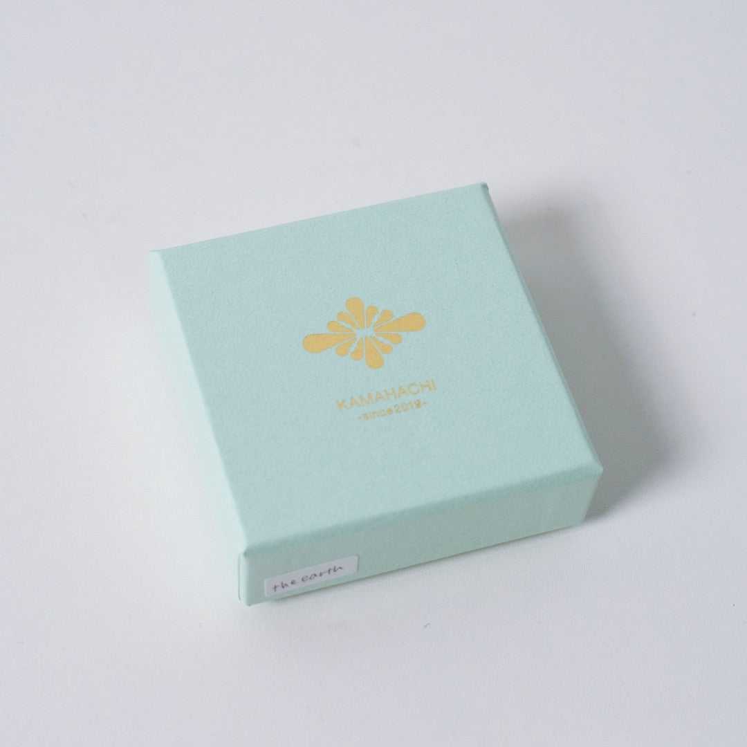 "Kiste mit japanischem stachellosen Kenzan von Kanamori Alloy – elegante Verpackung für japanischen stachellosen Kenzan"