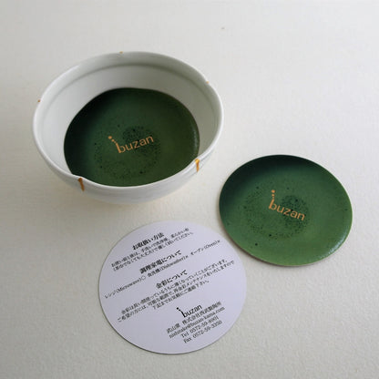 håndlavet japansk matcha-skål "Waraku" fra Buzan Kiln, lavet i Mino Ware-stil, med en glat hvid glasur og en elegant gylden kant, perfekt til teceremonier.