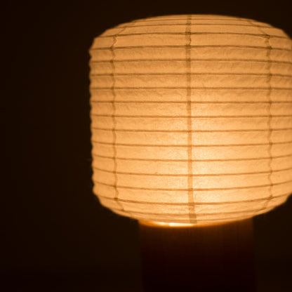 Nahaufnahme des oberen Papierlaternen-Abschnitts einer Yame-Taschenlampe, die in einem dunklen Raum warm leuchtet