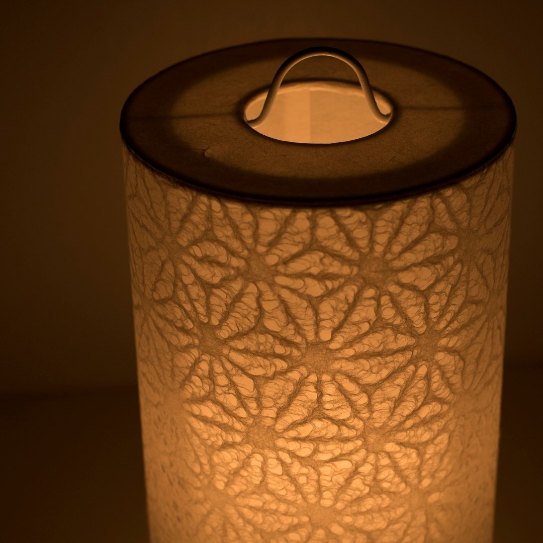 "Japanse Papieren Tafellamp \"Lace Washi\" Wit – Zachte Sfeerverlichting van Unieke Handgemaakte Washi Lamp, Ideale Nachttaslamp"