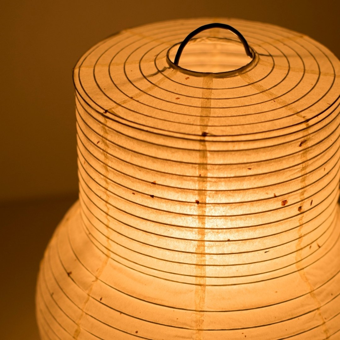"Japans papieren tafellampje \"PAPERSON 02\" – Elegante, draagbare papieren lamp die een warme sfeer creëert, perfect voor slaapkamers"