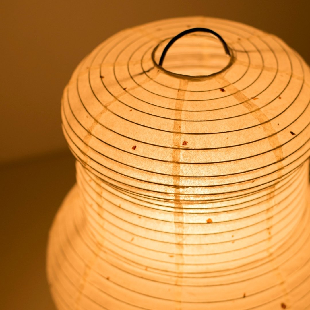 "Japans papieren tafellampje \"PAPERSON 03\" – Stijlvol nachtkastlampje met zacht licht, uniek ontworpen papieren lamp"