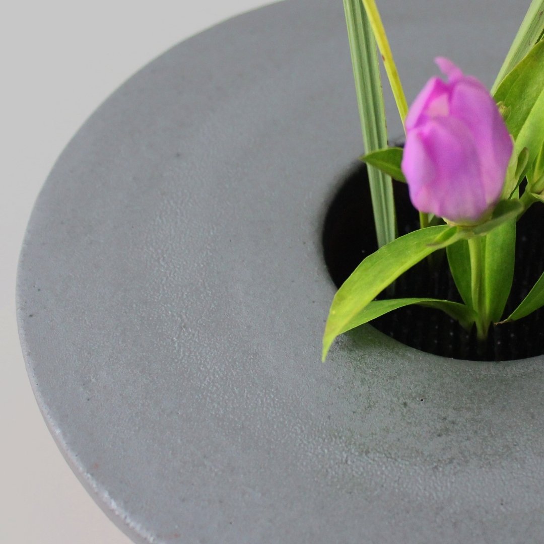 Tæt på Ikebana-blomst i japansk Ikebana-vase Kenzan - rei maru til raffinerede blomsterarrangementer