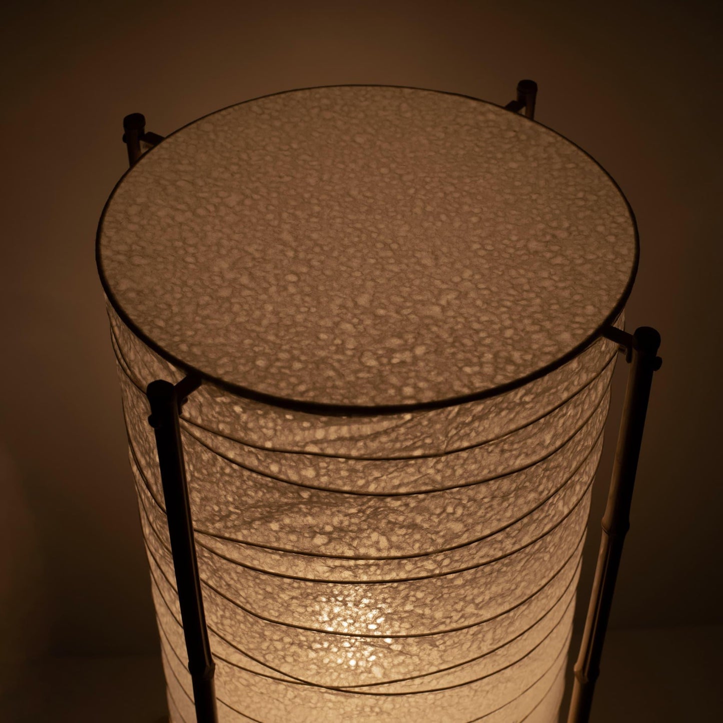 "Motif unique de lampe sur pied japonaise, fabriquée à la main selon les techniques de lanterne de Gifu et du papier washi traditionnel, présentant un magnifique mélange d'héritage et de design moderne."