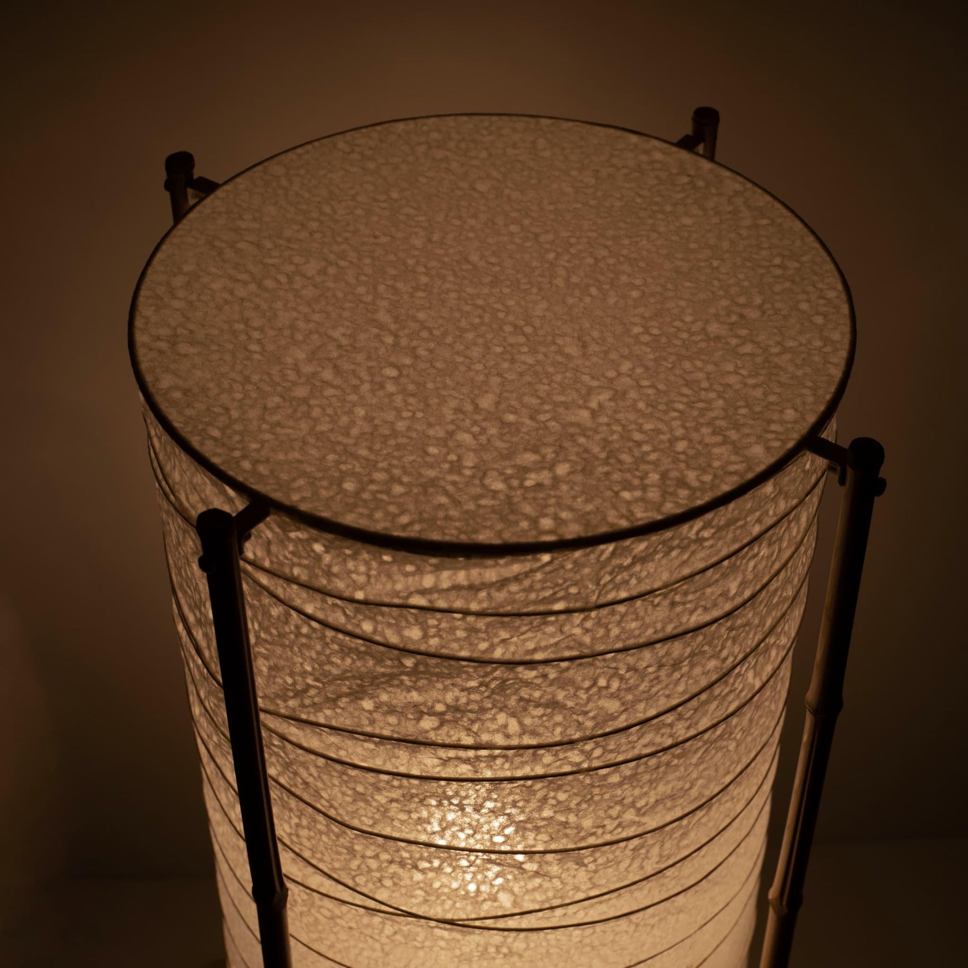 "Motif unique de lampe sur pied japonaise, fabriquée à la main selon les techniques de lanterne de Gifu et du papier washi traditionnel, présentant un magnifique mélange d'héritage et de design moderne."