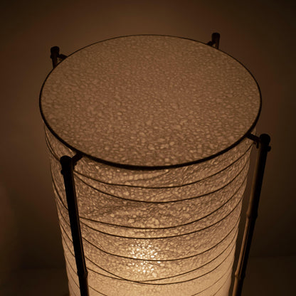 "Motif unique de lampe sur pied japonaise, fabriquée à la main selon les techniques de lanterne de Gifu et du papier washi traditionnel, présentant un magnifique mélange d'héritage et de design moderne."