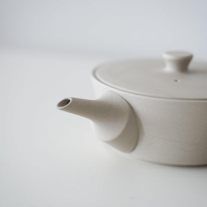 Ausgießstutzen einer weißen japanischen Sencha-Teekanne mit integriertem Sieb